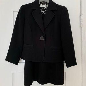 TAHARI by Arthur S. Levine Black Skirt Suit Size 2